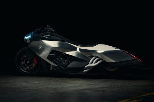 BMW Motorrad Vision K18 – linke Seitenansicht bei Nacht mit sichtbarem Sechszylinder-Motor und Auspuffkrümmer
