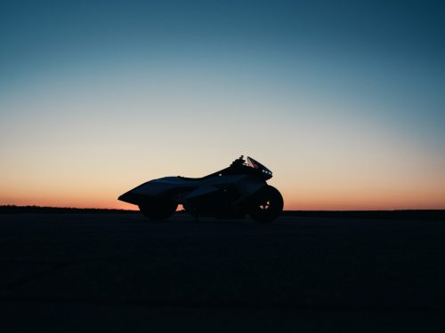 BMW Motorrad Vision K18 – Silhouette der gestreckten Seitenansicht auf Startbahn bei Sonnenuntergang