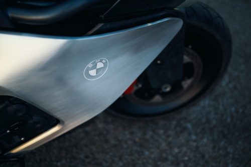 BMW Motorrad Vision K18 – Detailansicht des BMW Emblems auf handgeformter Aluminium-Seitenverkleidung mit gebürstetem Finish