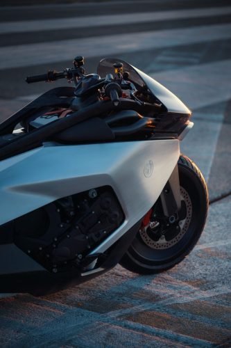 BMW Motorrad Vision K18 – Dreiviertelansicht vorne rechts auf Startbahn mit sichtbarem Sechszylinder-Motor und roter Bremssattel