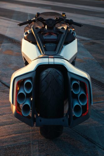 BMW Motorrad Vision K18 – Heckansicht direkt von hinten mit sechs Endrohren auf Startbahn im Abendlicht