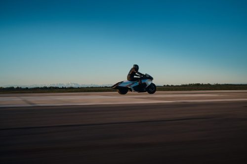 BMW Motorrad Vision K18 – Fahrt auf Startbahn mit Mitzieher-Effekt, Seitenansicht rechts mit Alpenpanorama