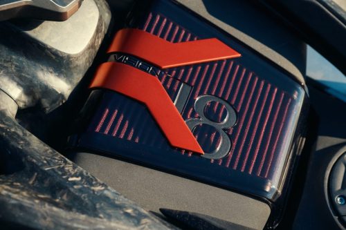 BMW Motorrad Vision K18 – Detailansicht des Vision K18 Emblems mit rotem K-Logo auf Luftfilterkasten