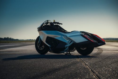 BMW Motorrad Vision K18 – linke Seitenansicht auf Startbahn mit gestreckter Silhouette und sichtbaren Auspuffkrümmern