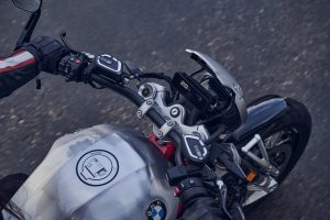 BMW R 12 2025 – Detail Cockpit und Tank von oben in Fahrt, Avus-Silber