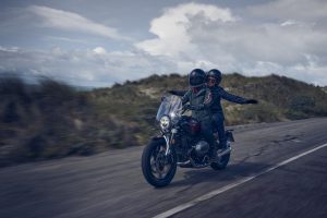 BMW R 12 2025 – Frontansicht mit Soziusfahrt und Windschild, Aventurinrot