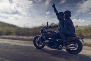 BMW R 12 2025 – Seitenansicht mit Soziusfahrt, Aventurinrot