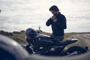 BMW R 12 2025 – Seitenansicht mit Fahrer am Strand, Schwarz