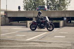 BMW R 12 2025 – Seitenansicht mit Fahrer und Windschild, Aventurinrot