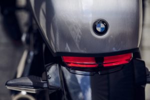 BMW R 12 2025 – Detail Tankheck mit BMW-Emblem und Rücklicht, Avus-Silber