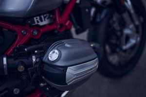BMW R 12 2025 – Detail Boxer-Zylinder mit R12-Schriftzug, Avus-Silber