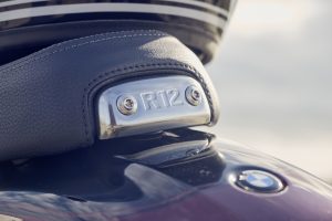 BMW R 12 2025 – Detail R12-Plakette an Sitzbank, Aventurinrot