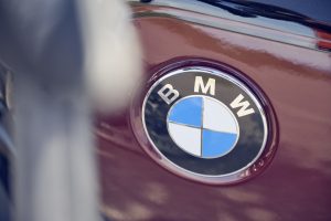 BMW R 12 2025 – Detail BMW-Logo am Tank, Aventurinrot