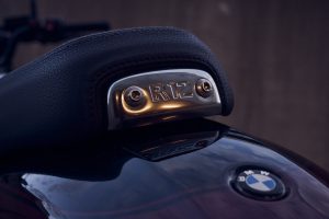 BMW R 12 2025 – R12-Plakette am Tank Detail, Aventurinrot