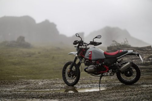 BMW R 12 G/S 2027 Option 719 in Frozen Brooklyngrau metallic – Seitenansicht in nebliger Berglandschaft