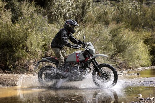 BMW R 12 G/S 2027 Option 719 in Frozen Brooklyngrau metallic – Fahraufnahme bei einer Wasserdurchfahrt im Gelände