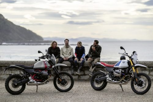 BMW R 12 G/S 2027 – zwei Maschinen in Frozen Brooklyngrau und Lightwhite mit Fahrergruppe an einer Ufermauer am Meer