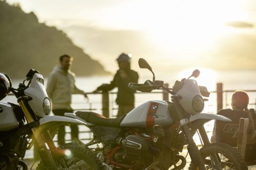 BMW R 12 G/S 2027 – Detailansicht zweier Maschinen mit Lampenverkleidung am Meer im Abendlicht