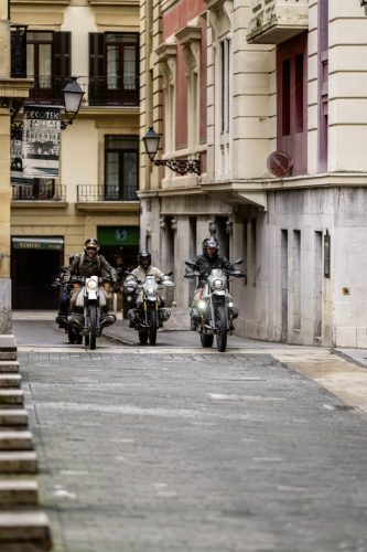 BMW R 12 G/S 2027 – Fahrergruppe auf drei Maschinen in einer Altstadtgasse