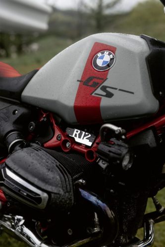 BMW R 12 G/S 2027 – Detailansicht des Tanks in Frozen Brooklyngrau metallic mit BMW Emblem und rotem Zierstreifen