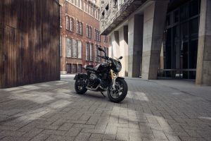 BMW R 12 nineT 2025 – Frontansicht schräg rechts, Schwarz