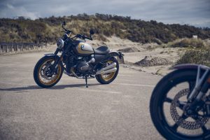 BMW R 12 nineT 2025 – schräge Frontansicht, Avus-Silber