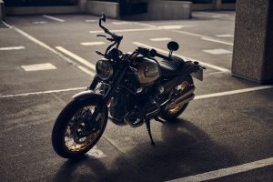 BMW R 12 nineT 2025 – schräge Frontansicht im Parkhaus, Avus-Silber