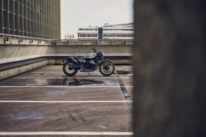 BMW R 12 nineT 2025 – Seitenansicht auf Parkdeck mit Skyline, Avus-Silber