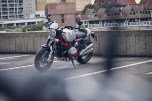 BMW R 12 nineT 2025 – Frontansicht schräg links, Aluminium-Silber