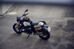 BMW R 12 nineT 2025 – Heckansicht schräg von oben mit Gepäcktaschen, Aluminium-Silber