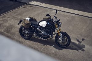 BMW R 12 nineT 2025 – Frontansicht schräg von oben mit Gepäcktaschen, Aluminium-Silber