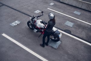 BMW R 12 nineT 2025 – Heckansicht schräg von oben, Aluminium-Silber