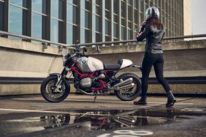 BMW R 12 nineT 2025 – Seitenansicht links mit Fahrerin, Aluminium-Silber