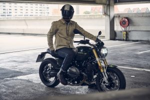 BMW R 12 nineT 2025 – Seitenansicht rechts mit Fahrer, Schwarz