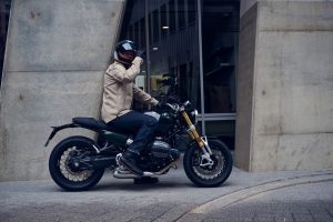 BMW R 12 nineT 2025 – Seitenansicht rechts mit Fahrer, San-Remo-Grün