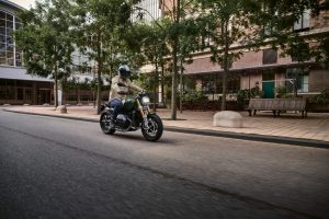 BMW R 12 nineT 2025 – Frontansicht in Fahrt, San-Remo-Grün