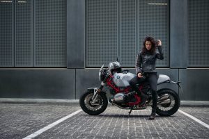 BMW R 12 nineT 2025 – Seitenansicht links mit Fahrerin, Aluminium-Silber