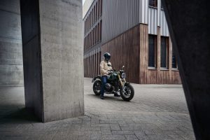 BMW R 12 nineT 2025 – Frontansicht schräg mit Fahrer, San-Remo-Grün