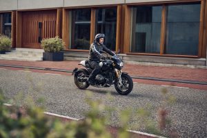 BMW R 12 nineT 2025 – Seitenansicht rechts in Fahrt, Schwarz