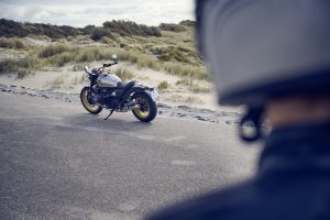 BMW R 12 nineT 2025 – Heckansicht auf Küstenstraße, San-Remo-Grün