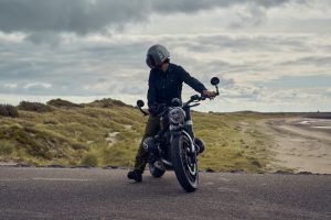 BMW R 12 nineT 2025 – Frontansicht mit Fahrer an der Küste, Schwarz