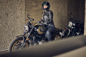 BMW R 12 nineT 2025 – Frontschräge mit Fahrerin im Parkhaus, Avus-Silber