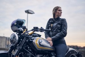 BMW R 12 nineT 2025 – Detail Tank und Cockpit mit Fahrerin, Avus-Silber