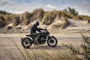 BMW R 12 nineT 2025 – Seitenansicht mit Fahrer, Dünen, Schwarz