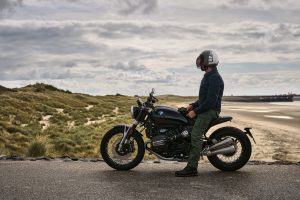 BMW R 12 nineT 2025 – Seitenansicht mit Fahrer, Strand, Schwarz