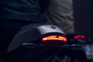BMW R 12 nineT 2025 – Detail Heckhöcker mit Rücklicht, Aluminium-Silber