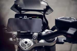 BMW R 12 nineT 2025 – Detail Cockpit mit Display und Smartphone, Aluminium-Silber