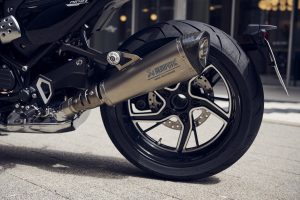 BMW R 12 nineT 2025 – Detail Hinterrad mit Endschalldämpfer, Schwarz