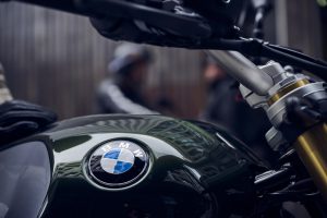 BMW R 12 nineT 2025 – Detail Tank mit BMW-Emblem, San-Remo-Grün