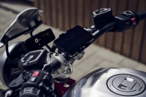 BMW R 12 nineT 2025 – Detail Cockpit mit Display und Smartphone, Aluminium-Silber